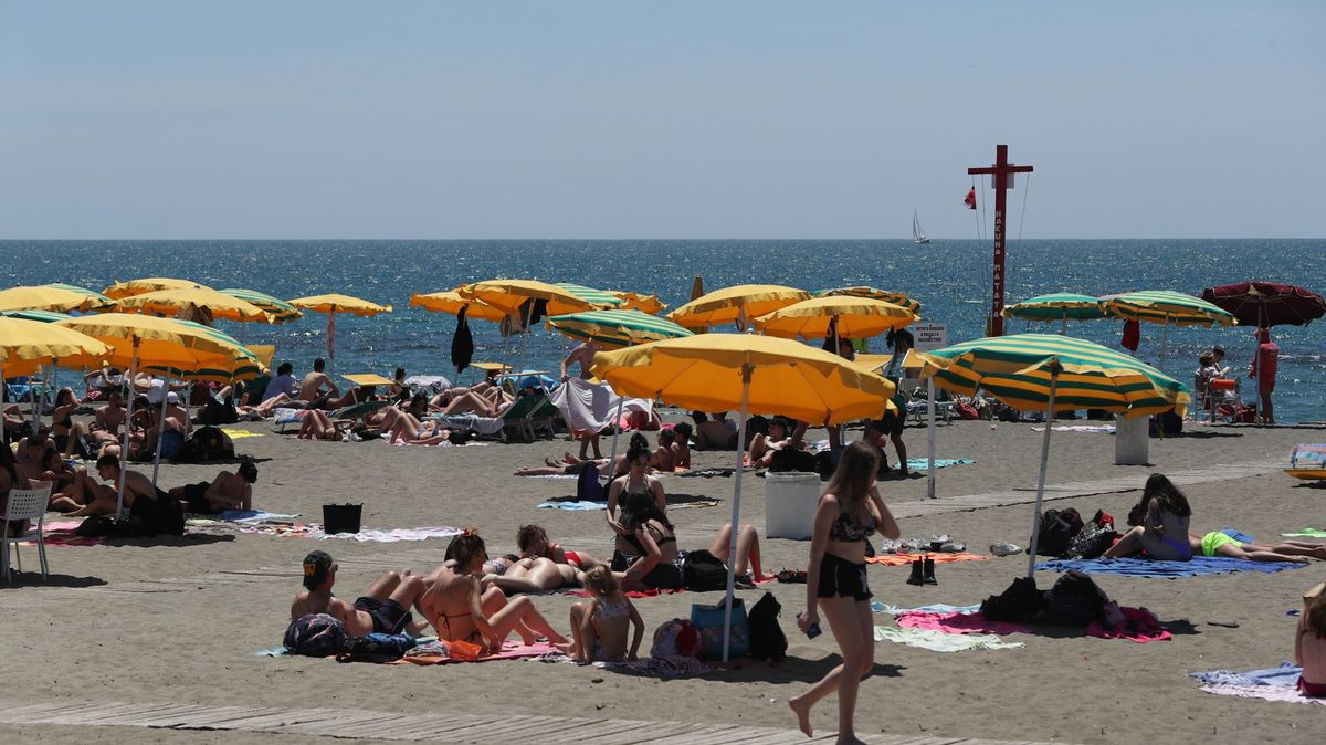Italové se nechtějí očkovat kvůli dovolené. Druhou dávku dostanou i na pláži